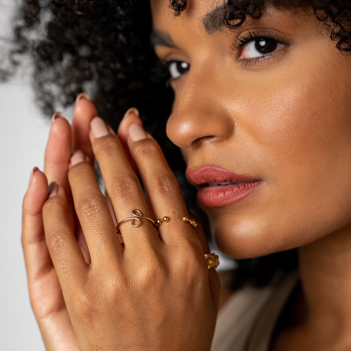Neri – Verstellbarer Anti-Stress-Ring mit Perlen