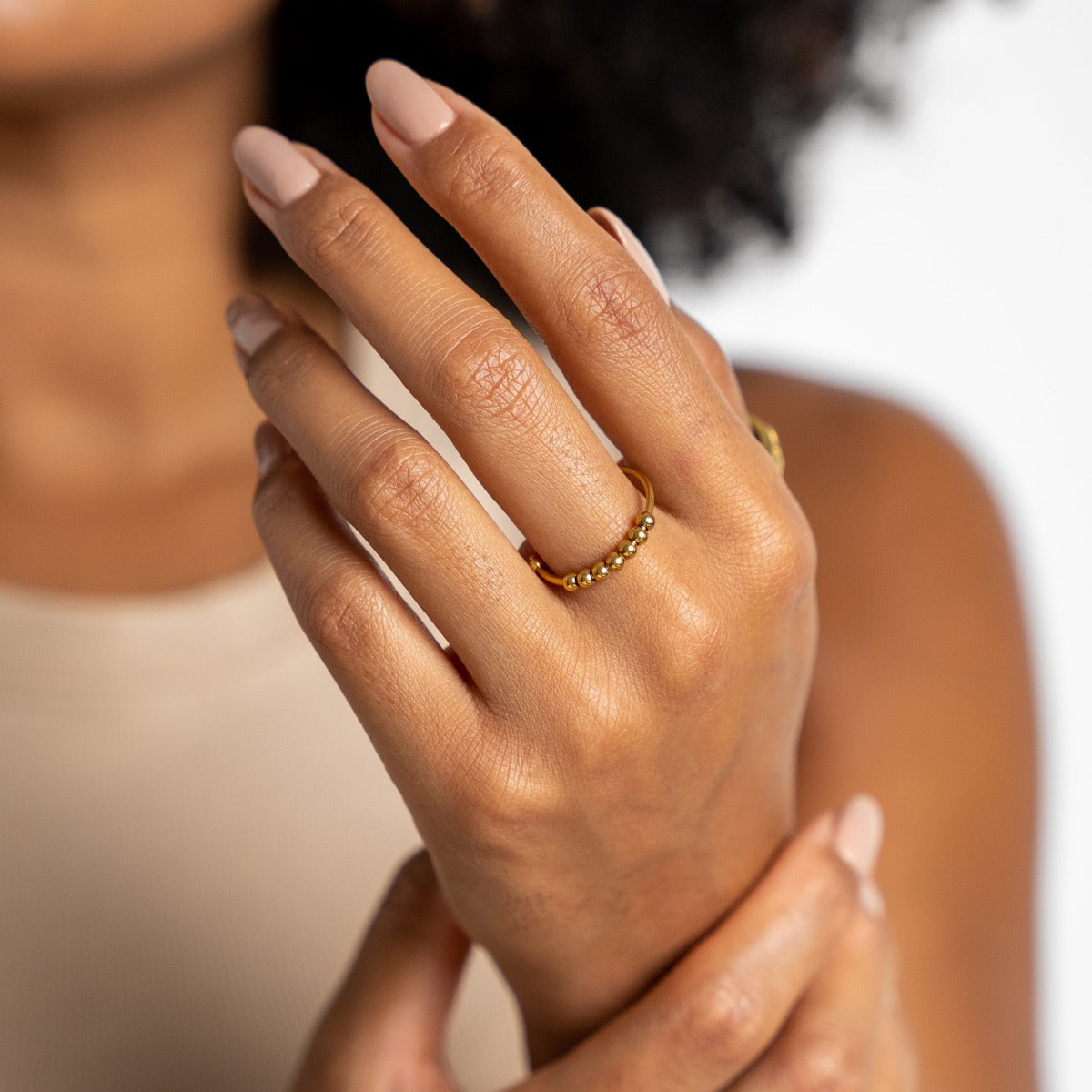 Neri – Verstellbarer Anti-Stress-Ring mit Perlen
