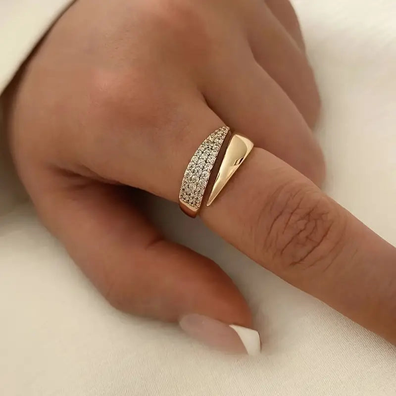 Emiko – Gelber Goldring mit glänzenden Steinen