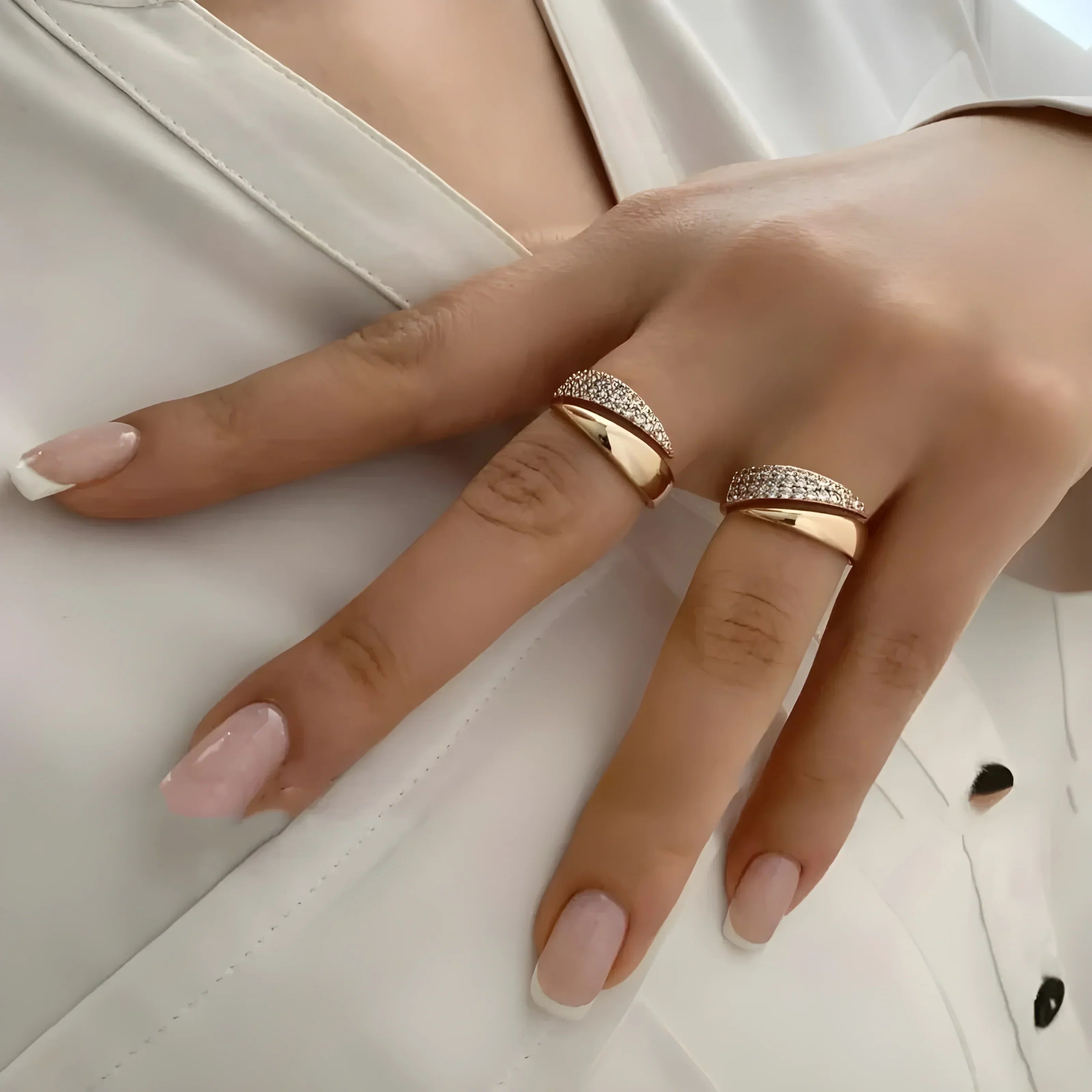 Emiko – Gelber Goldring mit glänzenden Steinen
