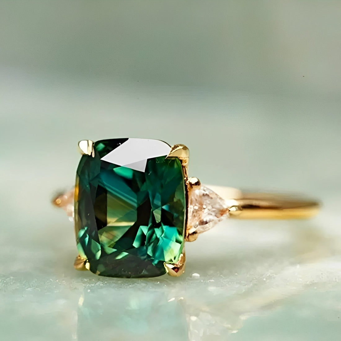 Aveline – Eleganter quadratischer Smaragd-Ring in Grün