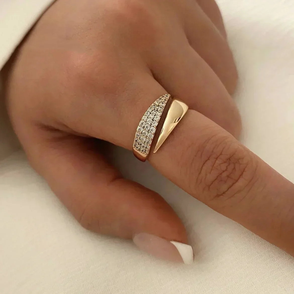 Irina – Gebogener Ring aus 18K Gold