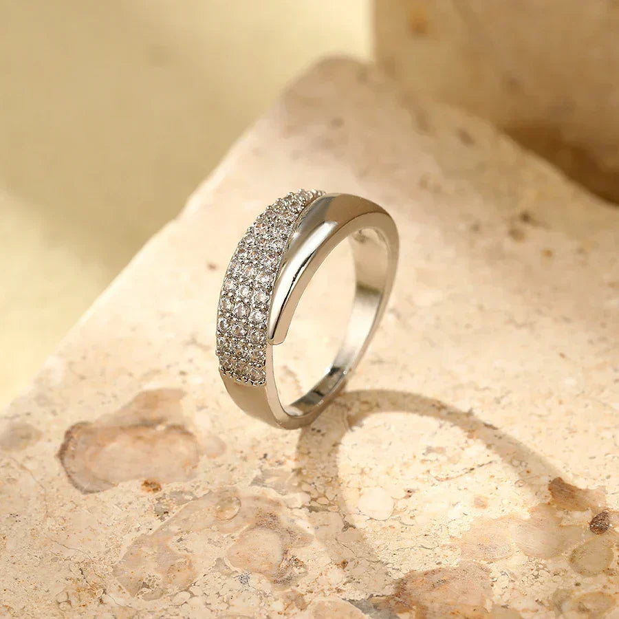 Irina – Gebogener Ring aus 18K Gold