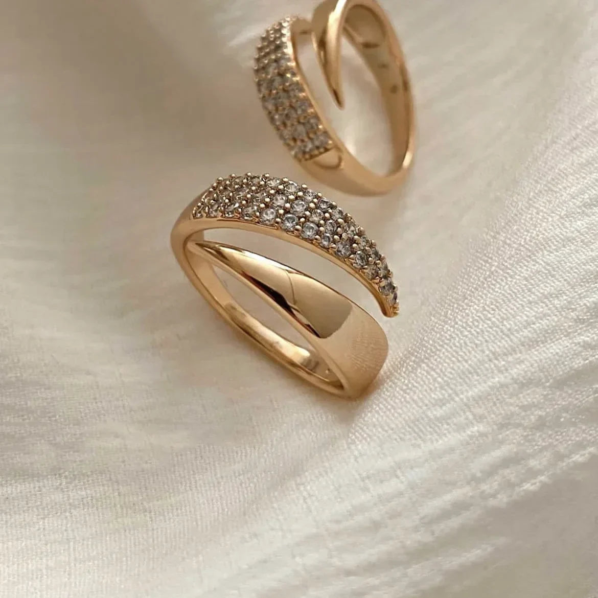 Irina – Gebogener Ring aus 18K Gold
