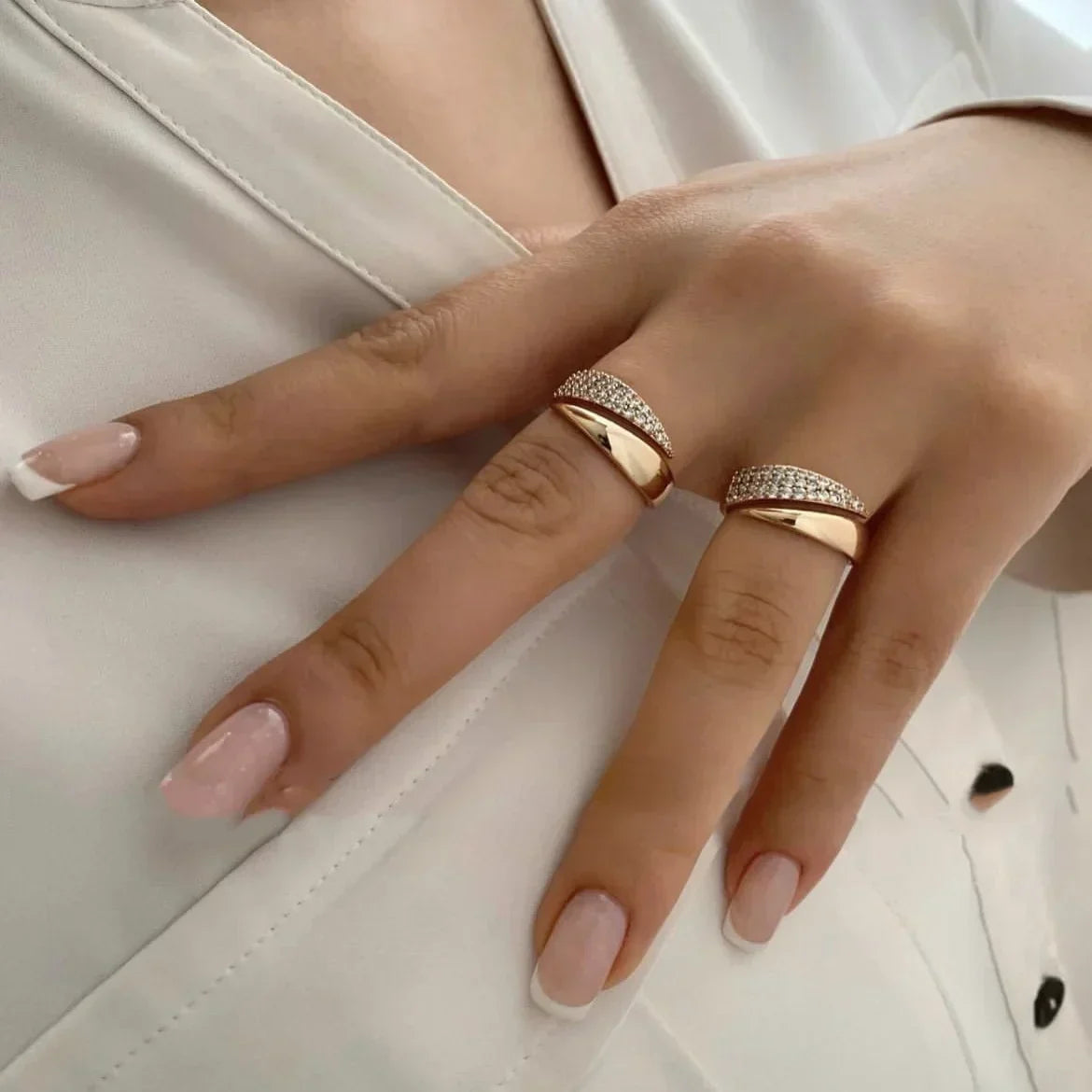 Irina – Gebogener Ring aus 18K Gold