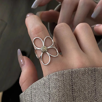 Alizee – Silberring in Blütenblattform