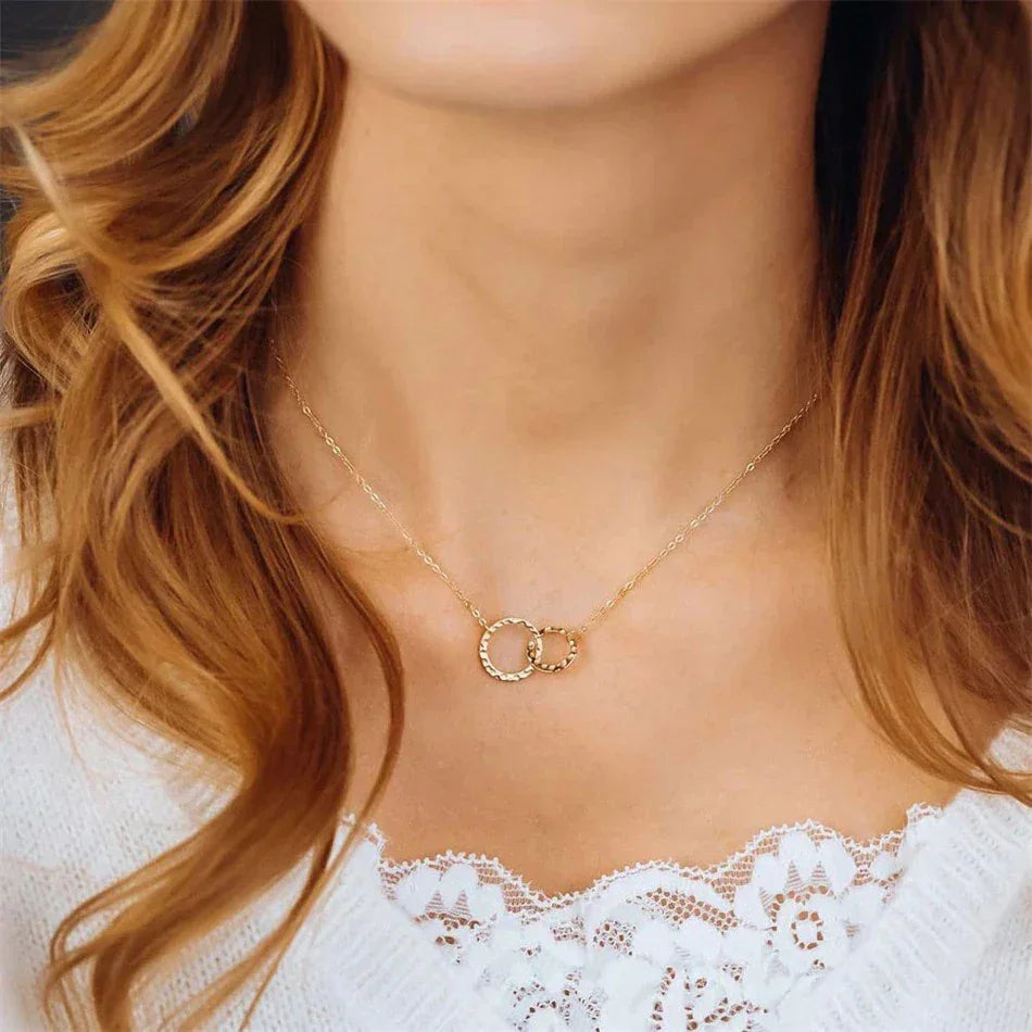 Isabelle – elegante Gold-Hoop-Halskette