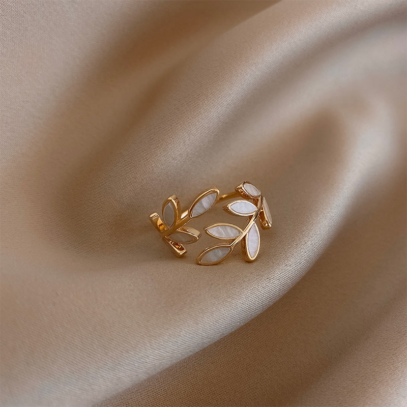Pria – Eleganter Ring aus weißem Opal und Blatt