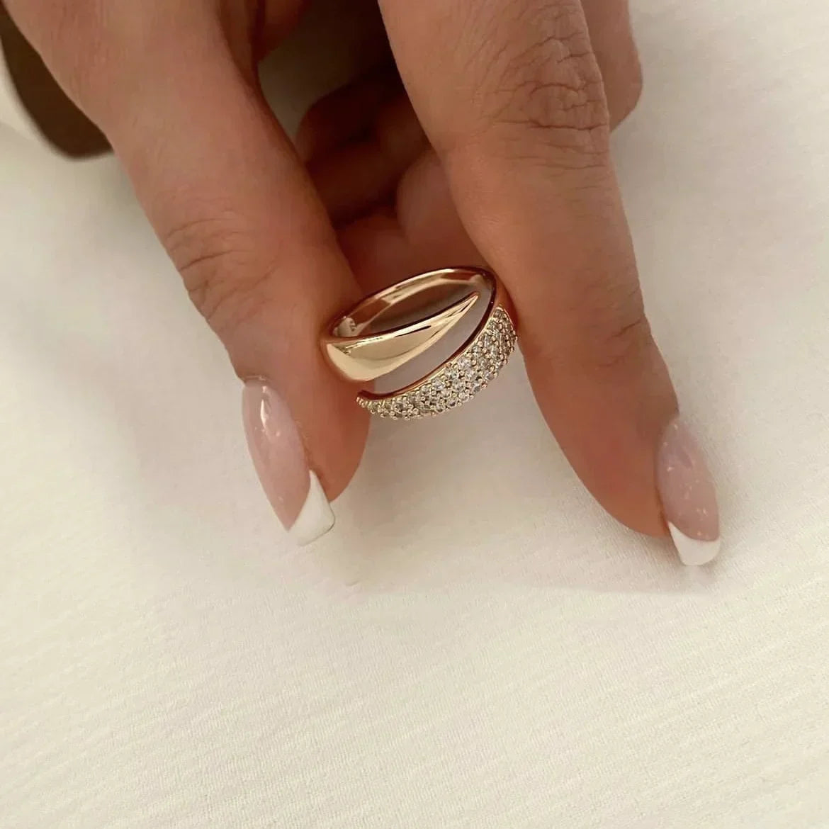 Irina – Gebogener Ring aus 18K Gold