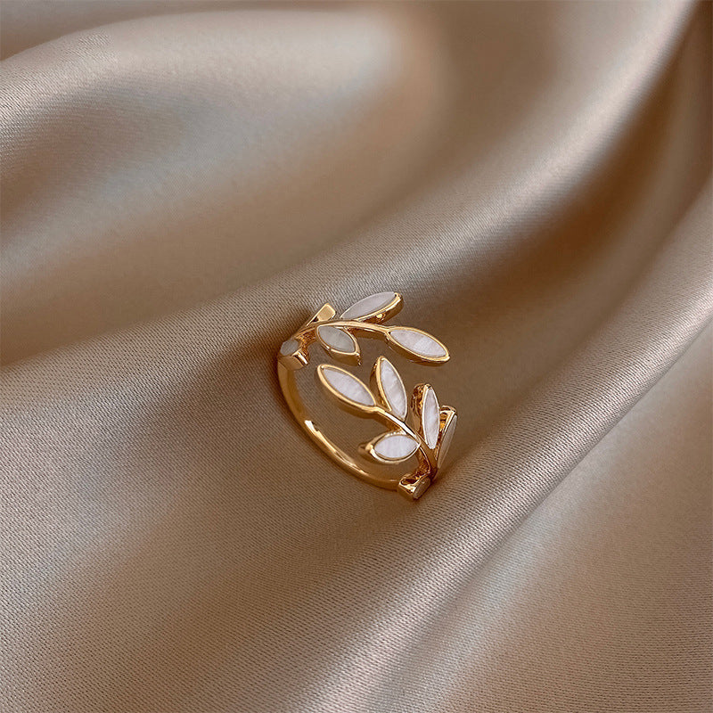 Pria – Eleganter Ring aus weißem Opal und Blatt