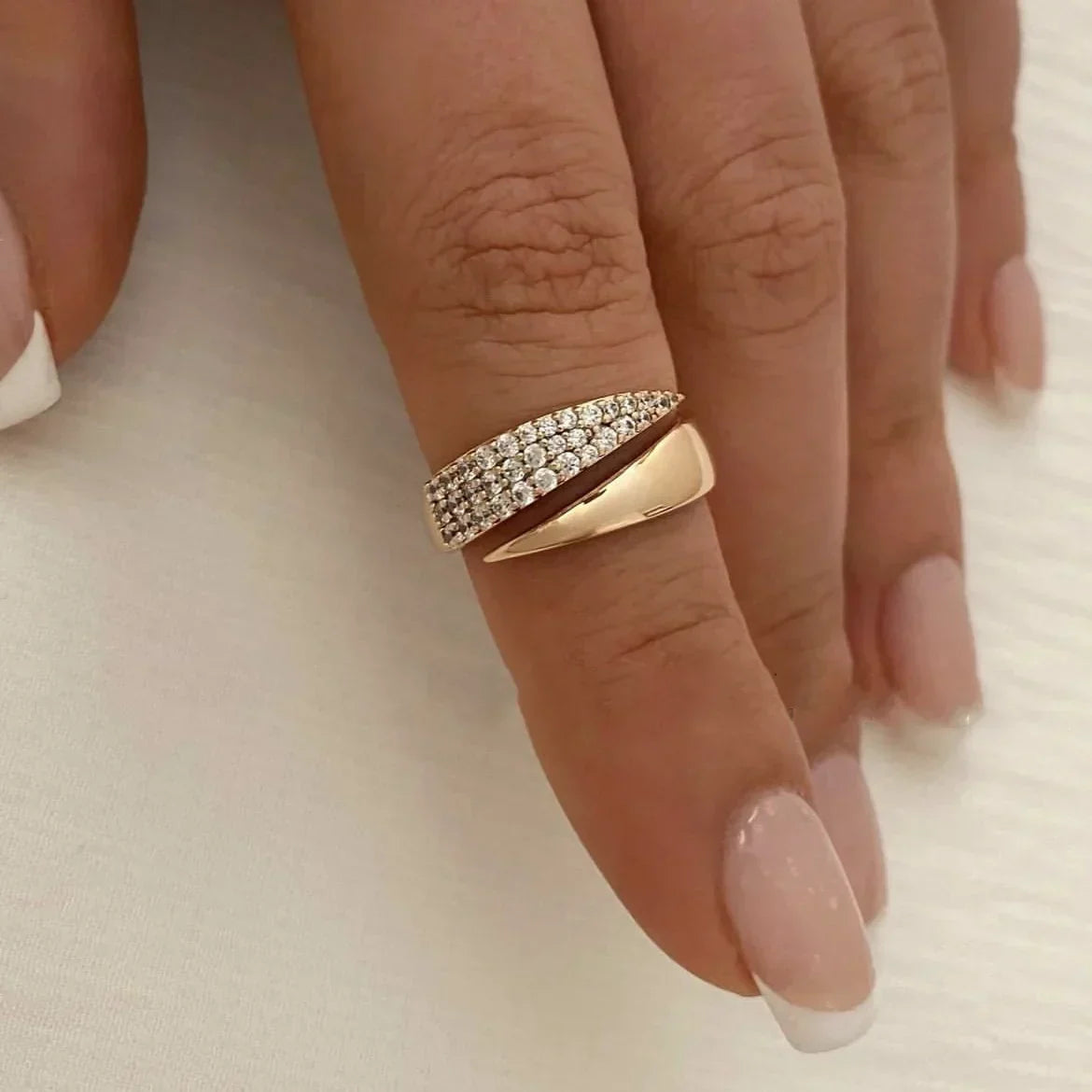Irina – Gebogener Ring aus 18K Gold