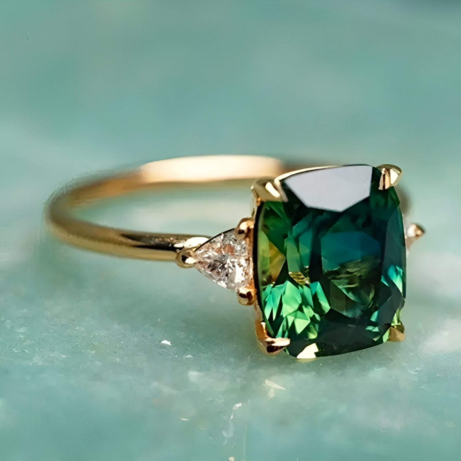 Aveline – Eleganter quadratischer Smaragd-Ring in Grün