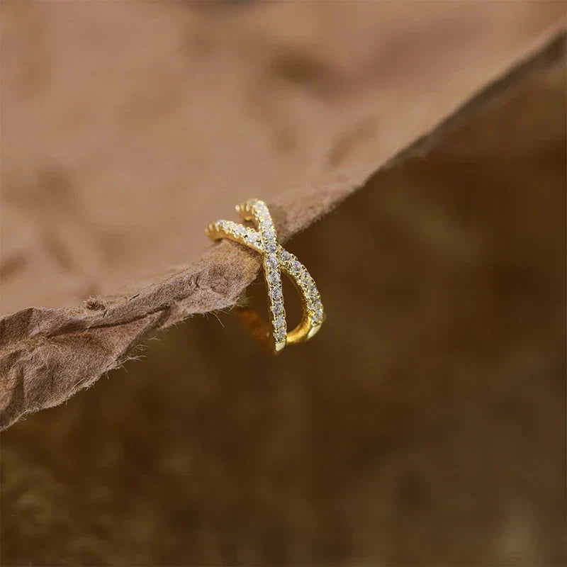 Noelle – Ohrclip mit doppelter Schicht und Diamanten