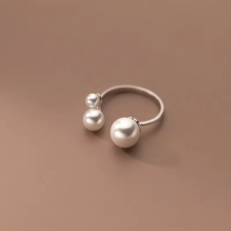 Clara – Verstellbarer Ring mit Süßwasserperle und dreieckigem Design