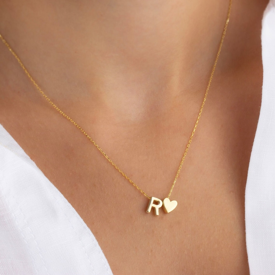 Halsband mit Initialen in Herzform - Personalisierbares Buchstabenherz