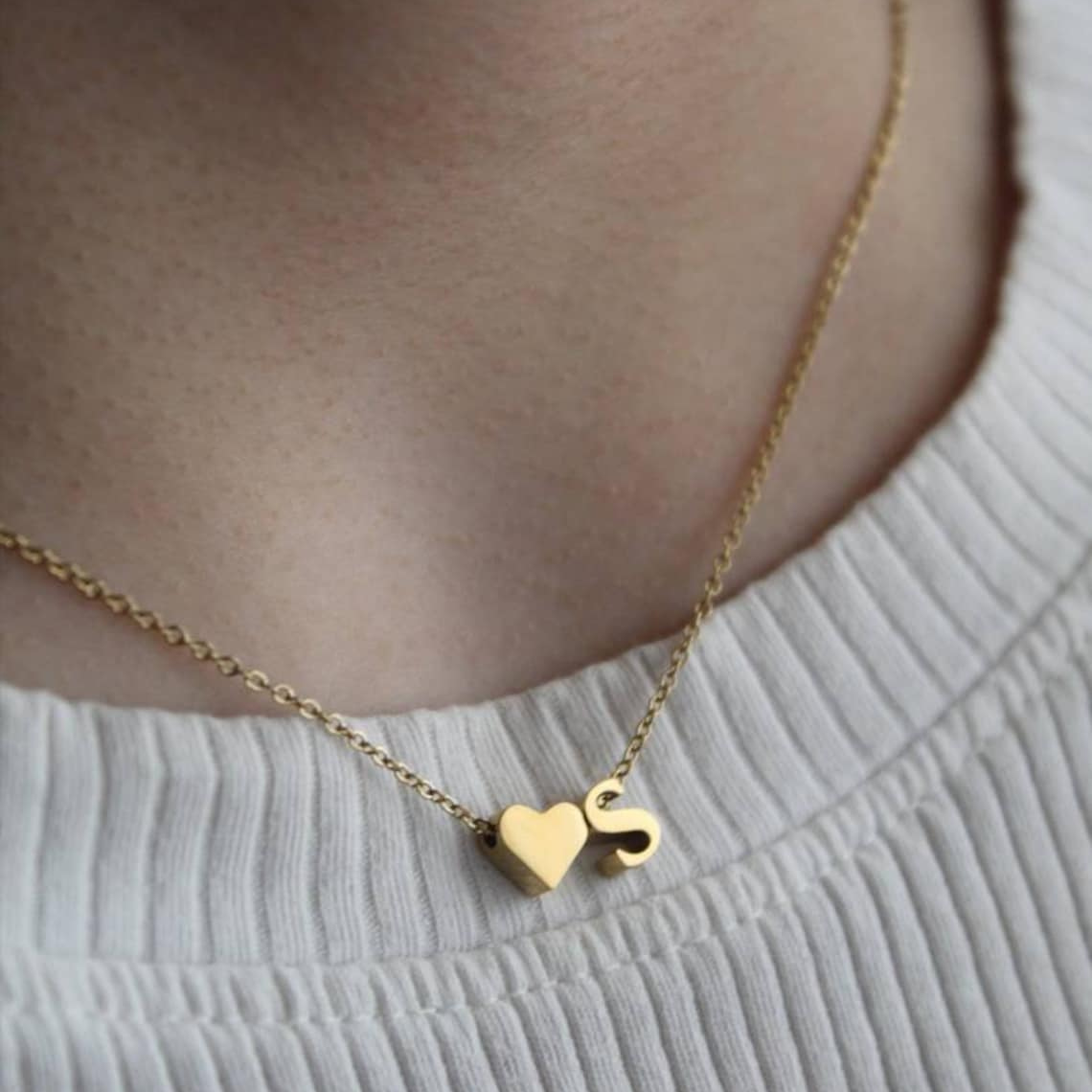 Halsband mit Initialen in Herzform - Personalisierbares Buchstabenherz