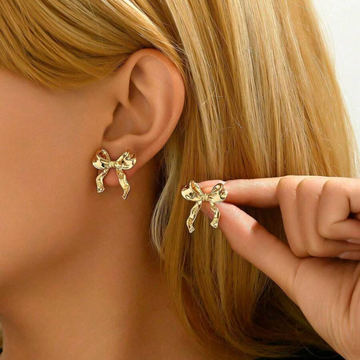 Weißgoldene Ohrringe mit Schleife - Knopfohrringe mit Schleifenmuster