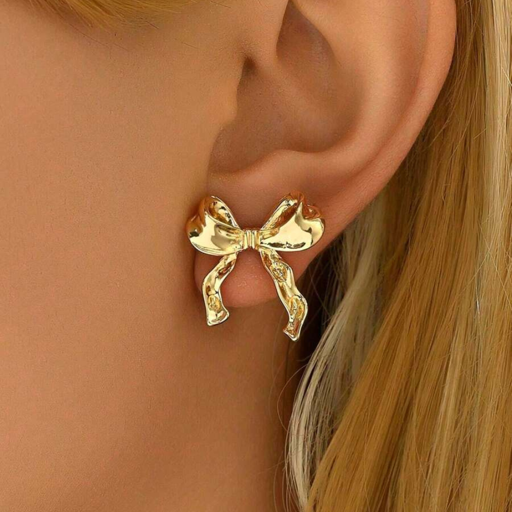 Weißgoldene Ohrringe mit Schleife - Knopfohrringe mit Schleifenmuster
