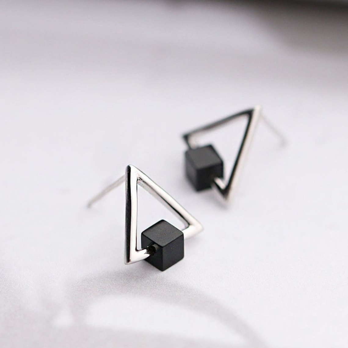 Geometrisches Dreieck - Ohrringe aus schwarzen Würfeln