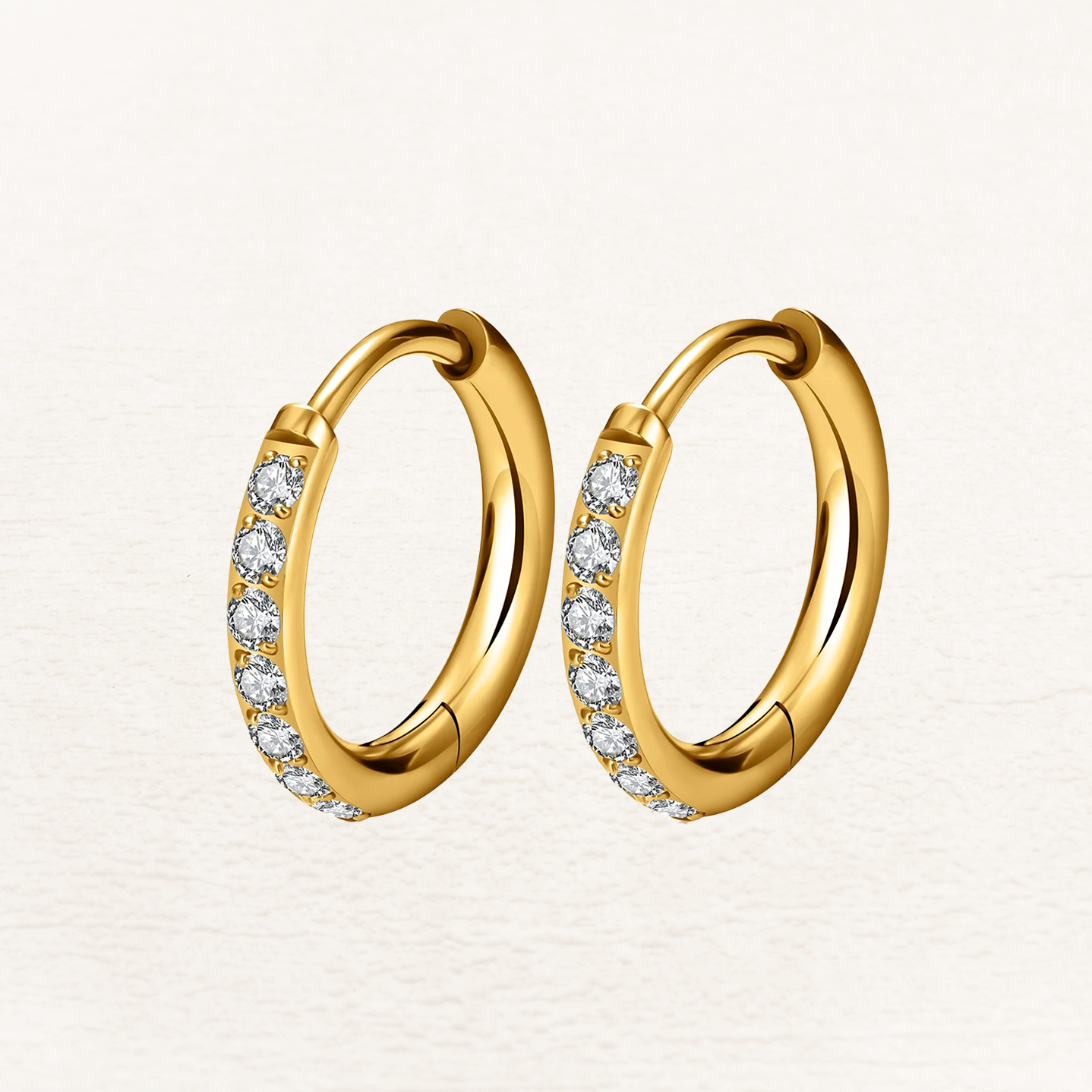 Jane – Huggie-Ohrringe mit Zirkonia in Gold