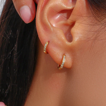 Jane – Huggie-Ohrringe mit Zirkonia in Gold