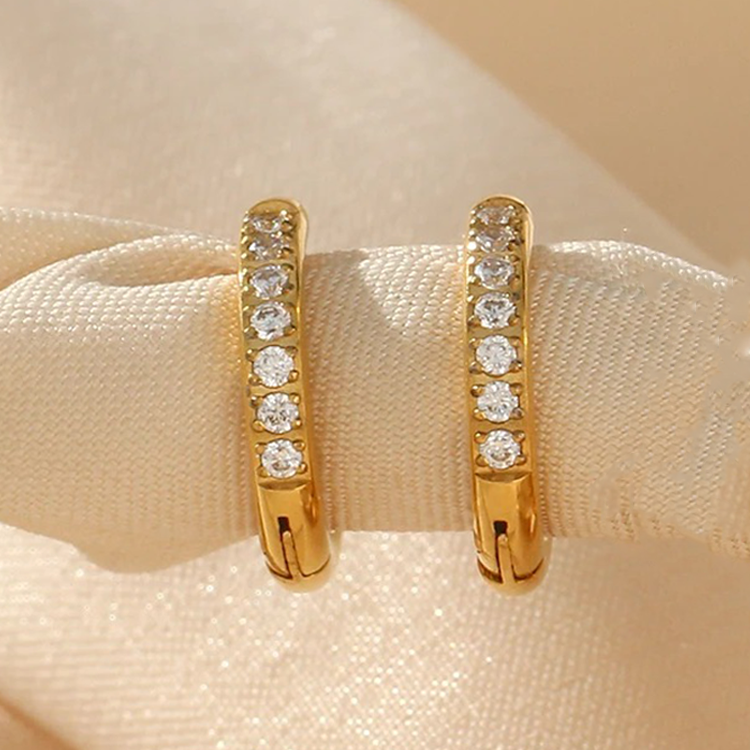 Jane – Huggie-Ohrringe mit Zirkonia in Gold