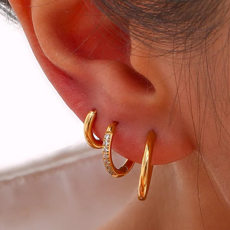 Jane – Huggie-Ohrringe mit Zirkonia in Gold