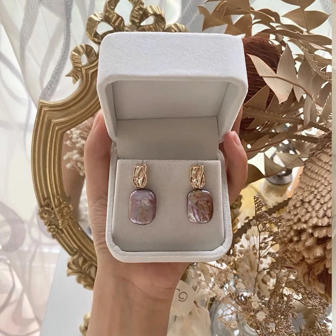 Aiah – Goldene Ohrringe mit eleganten barocken Perlen