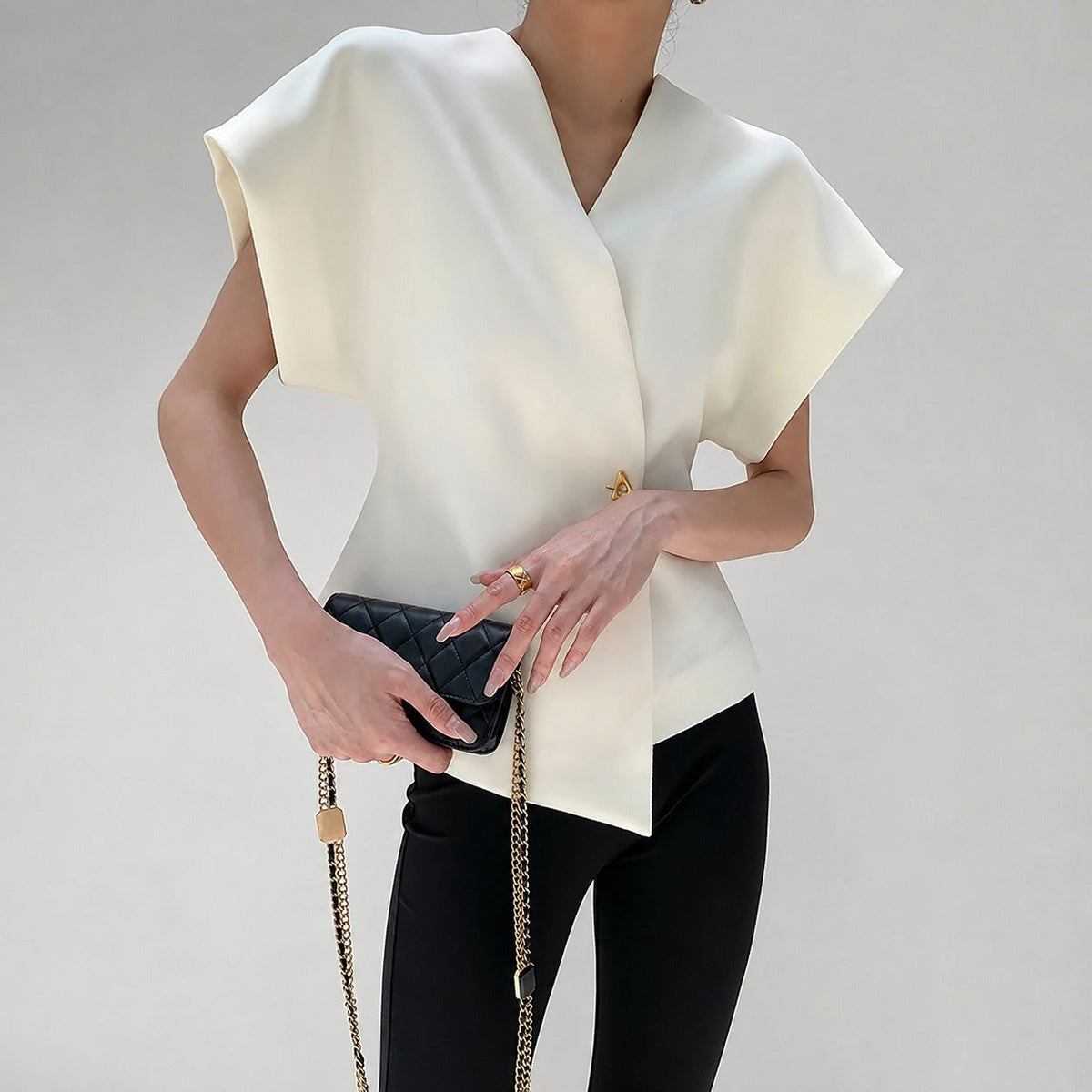 Leonie - Bluse mit V-Ausschnitt und Knopfleiste