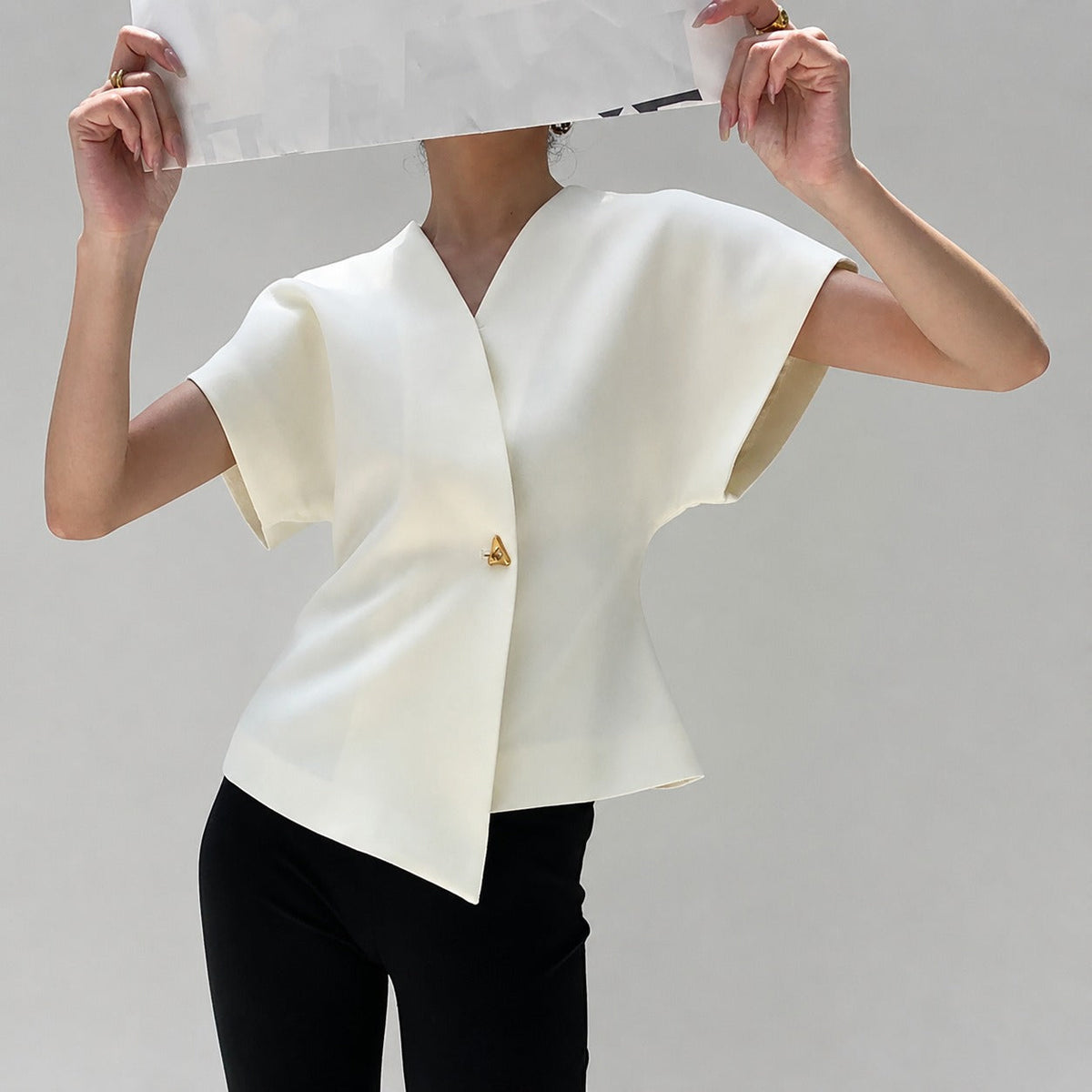 Leonie - Bluse mit V-Ausschnitt und Knopfleiste