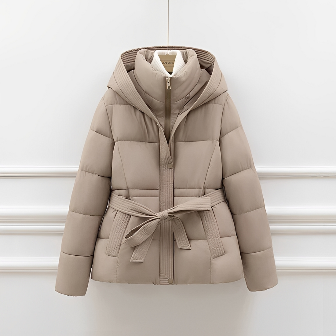 Jackalyn - Kuschelige Jacke mit Kapuze und Gürtel
