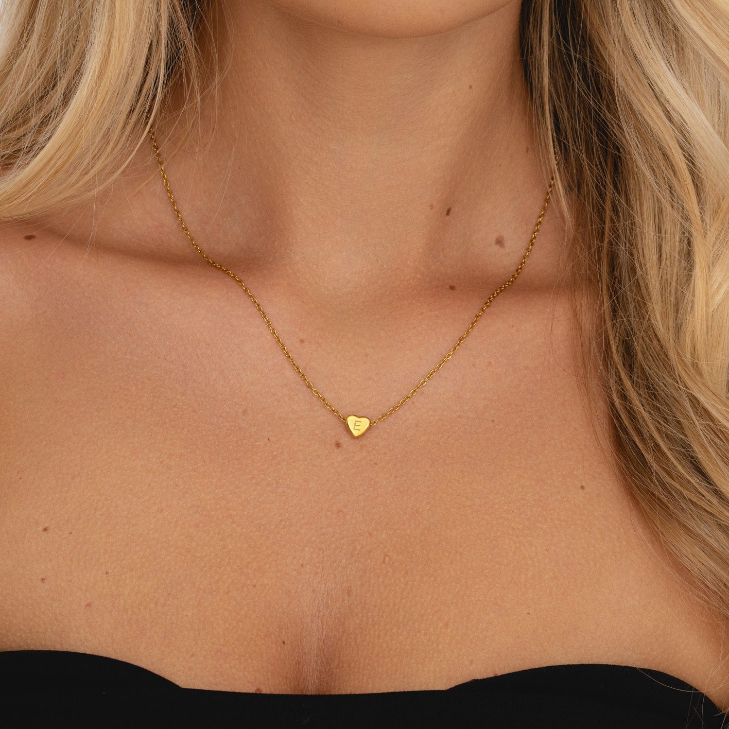 Amora – Halskette mit Herzinitialen in Goldbeschichtung