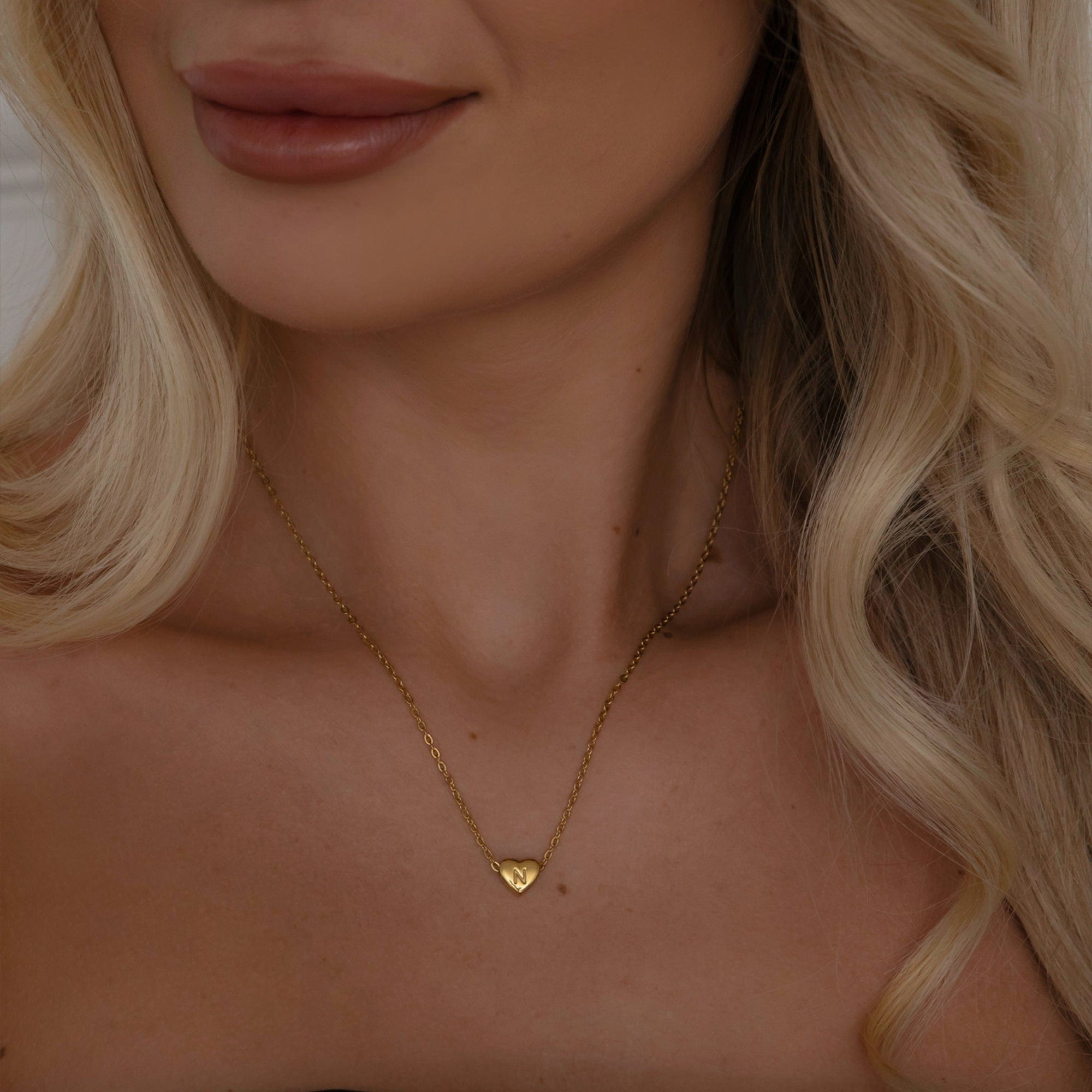 Amora – Halskette mit Herzinitialen in Goldbeschichtung
