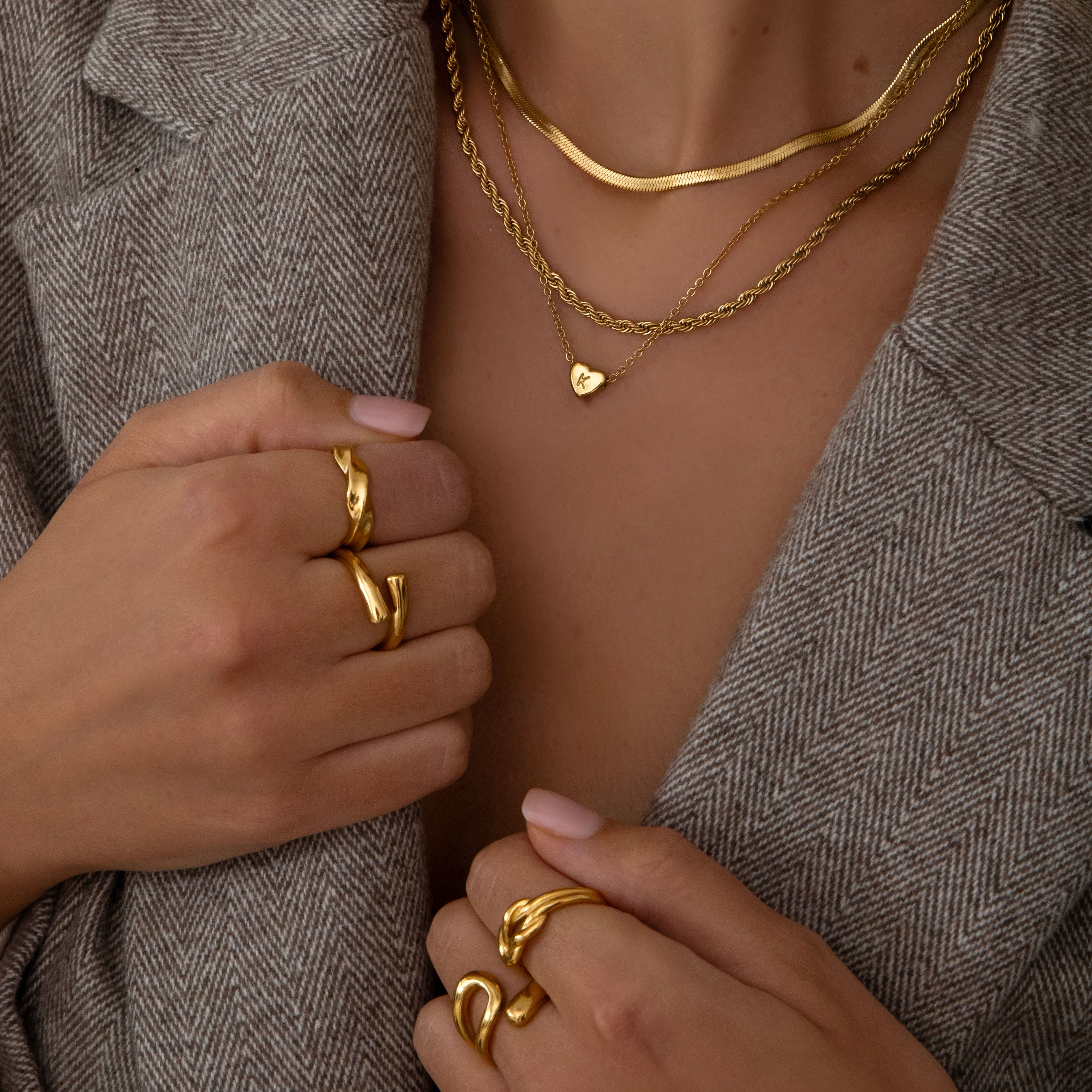 Amora – Halskette mit Herzinitialen in Goldbeschichtung