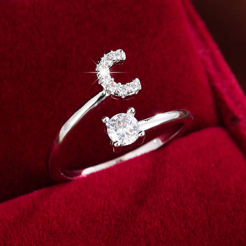Nova – Moderner offener Ring mit Initiale und Zirkonia
