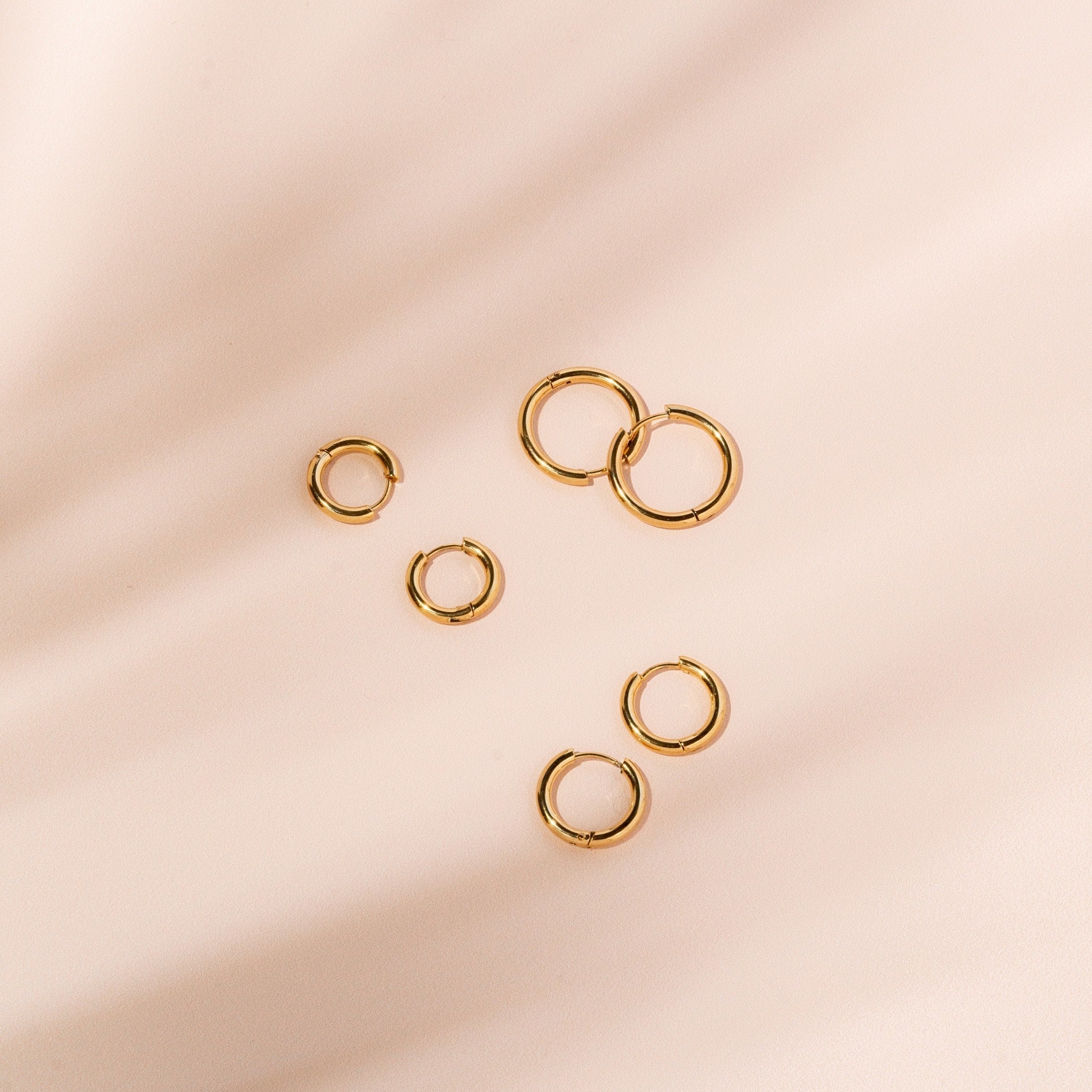 Clara – Klassische goldene wasserdichte Ohrringe