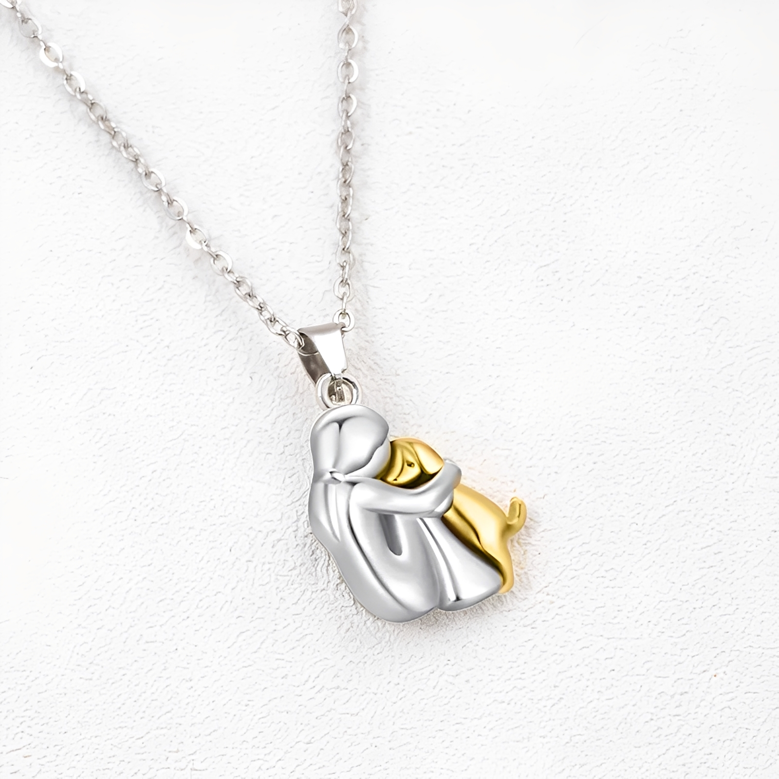 Neko – Halsband mit Anhänger von Hund und Besitzer in Umarmung