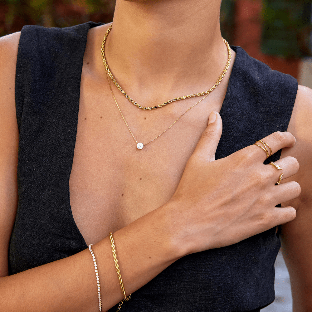 Amaris – goldene Halskette mit elegantem rundem Kristall