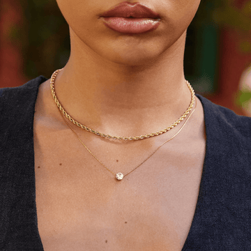 Amaris – goldene Halskette mit elegantem rundem Kristall