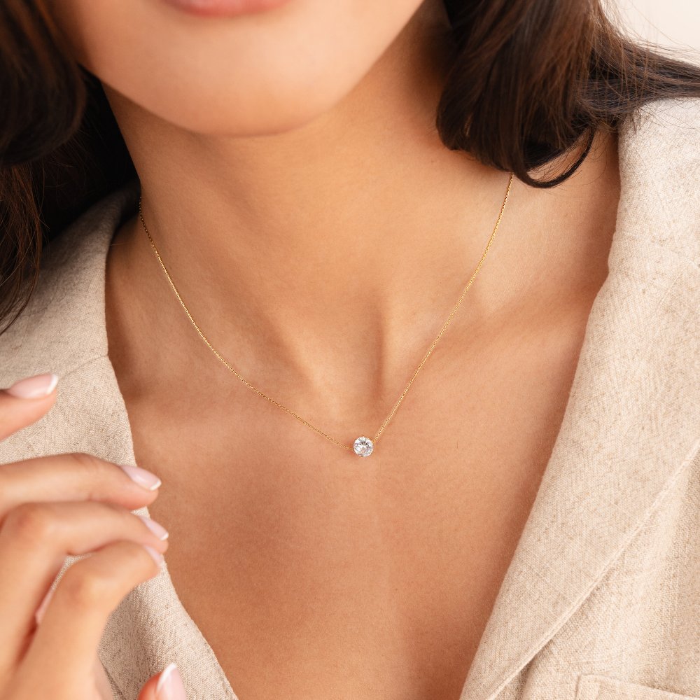 Amaris – goldene Halskette mit elegantem rundem Kristall