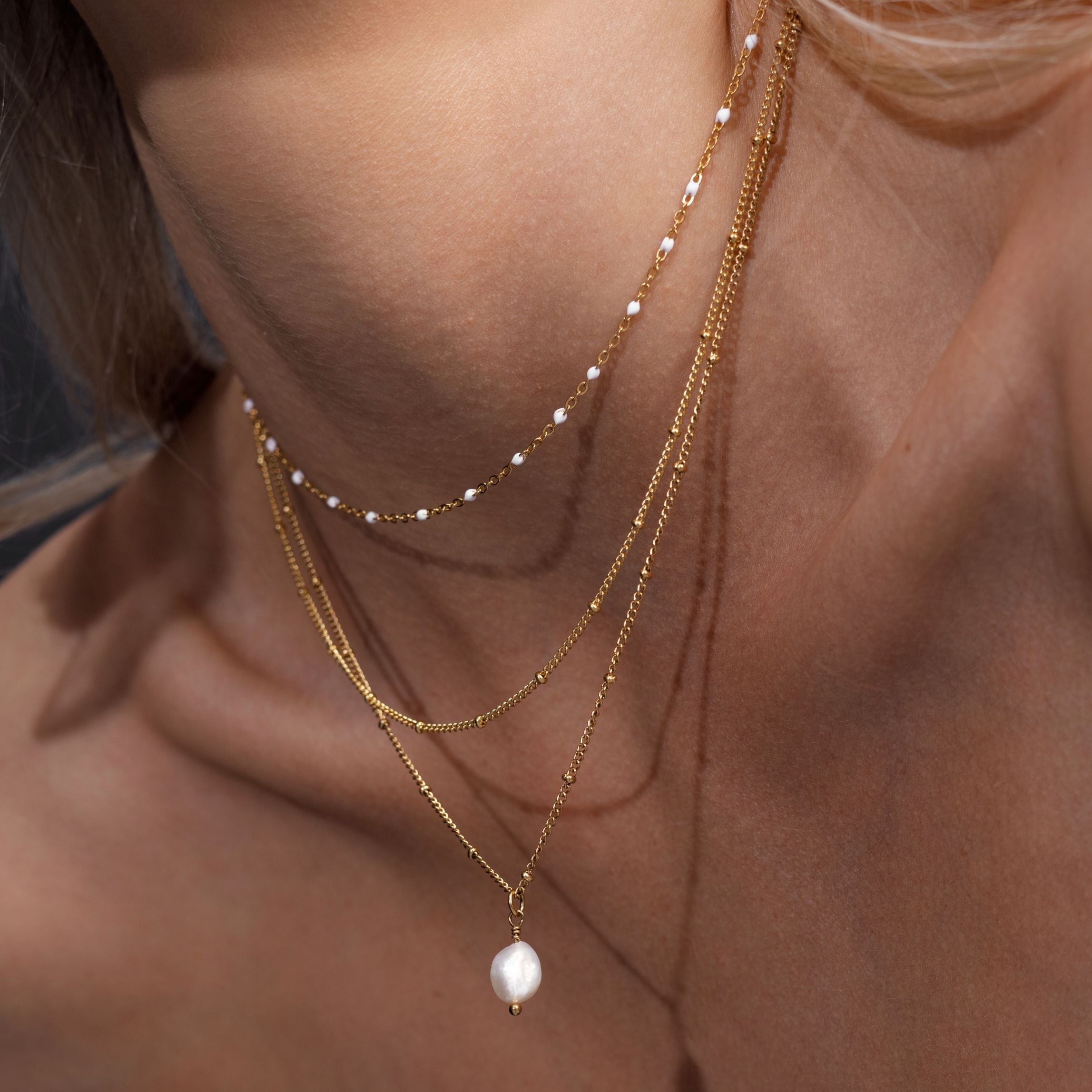 Aveline – Doppelhalskette mit goldenen Perlen und Emaille