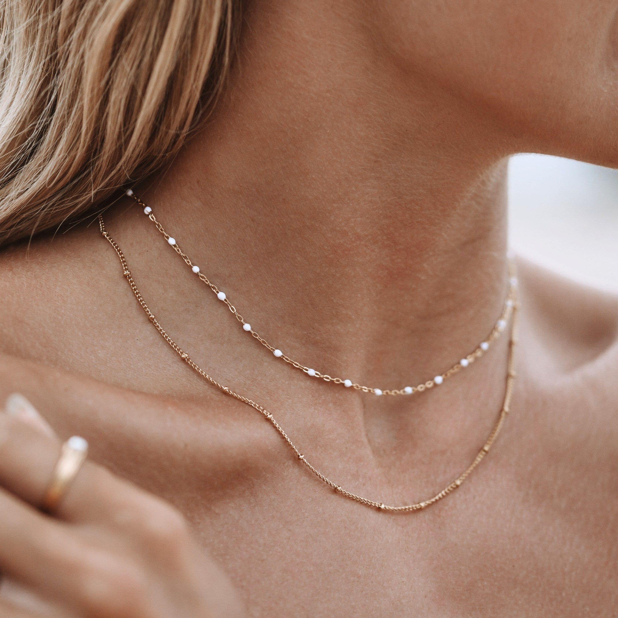 Aveline – Doppelhalskette mit goldenen Perlen und Emaille