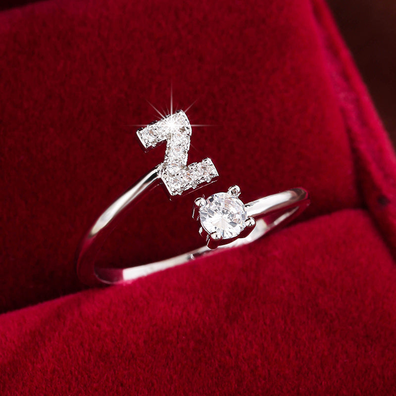 Nova – Moderner offener Ring mit Initiale und Zirkonia