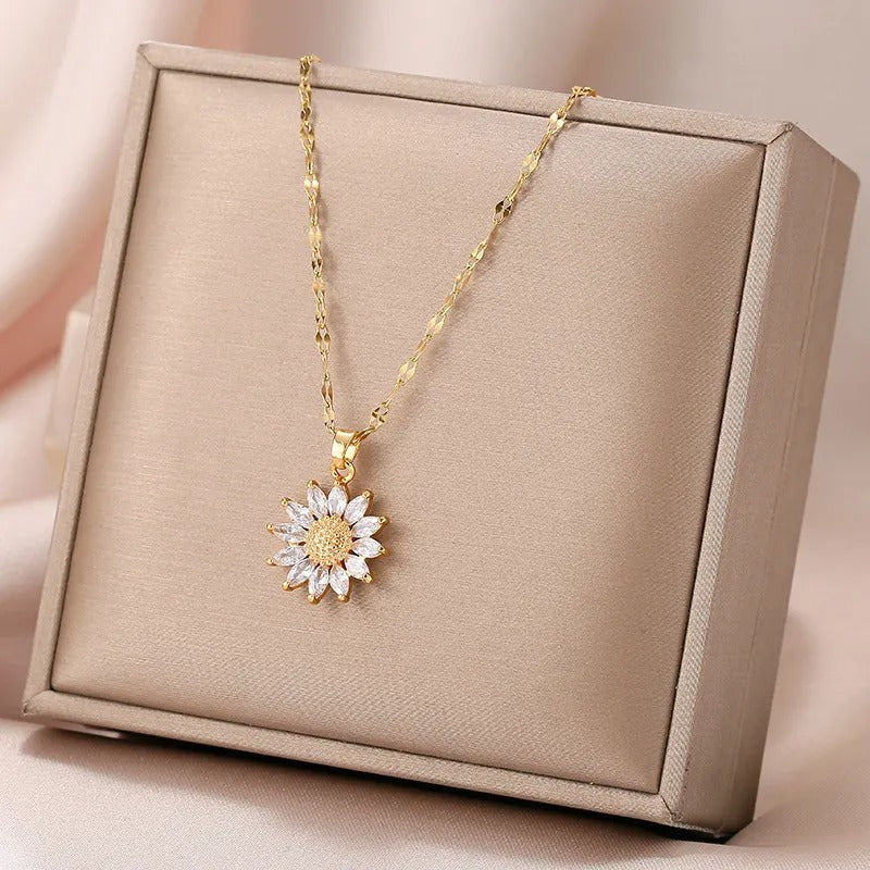 Jennie – Halskette mit Kristall-Sonnenblume und goldener Oberfläche