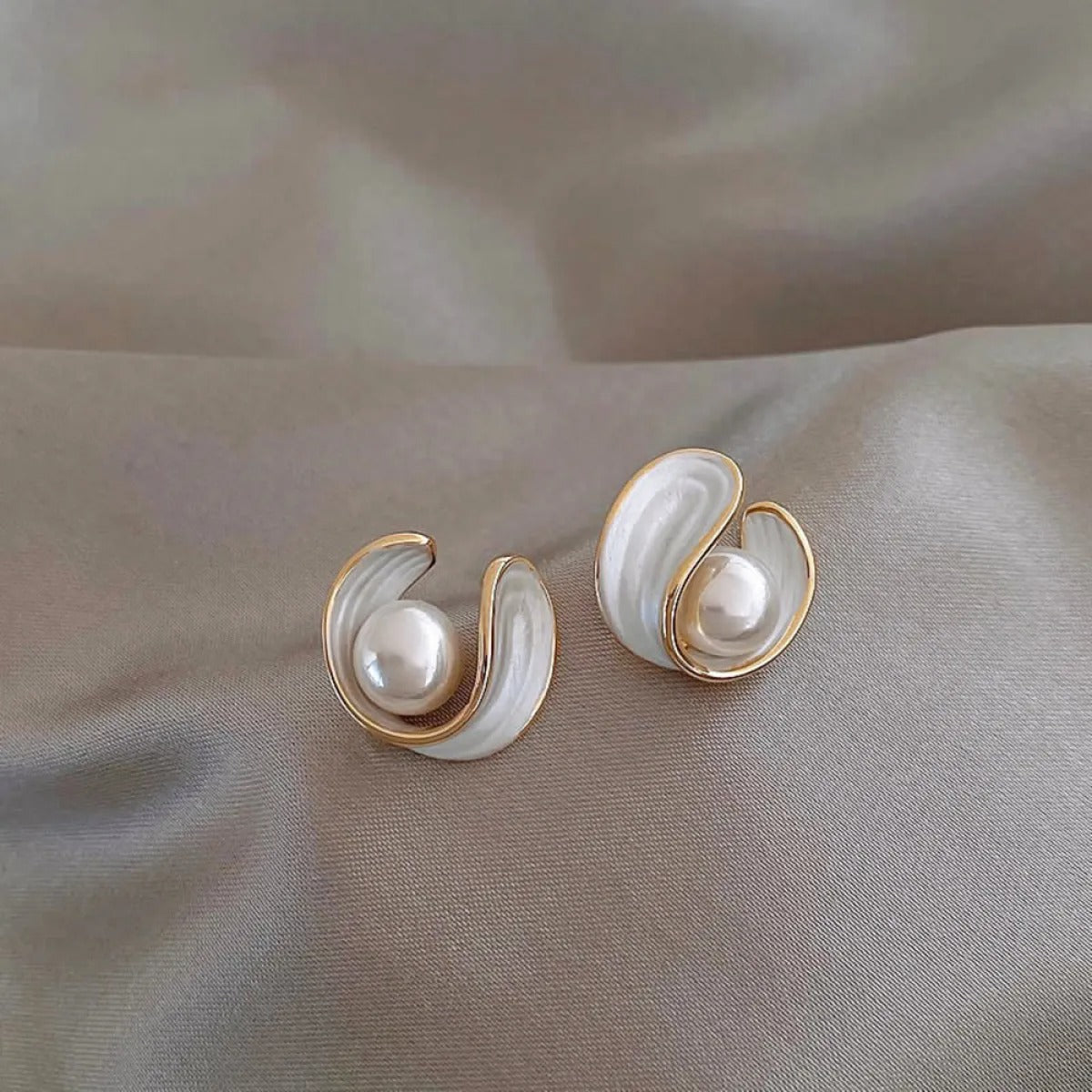 Alina – Luxuriöse Ohrringe aus weißem Opal, Perle und Gold