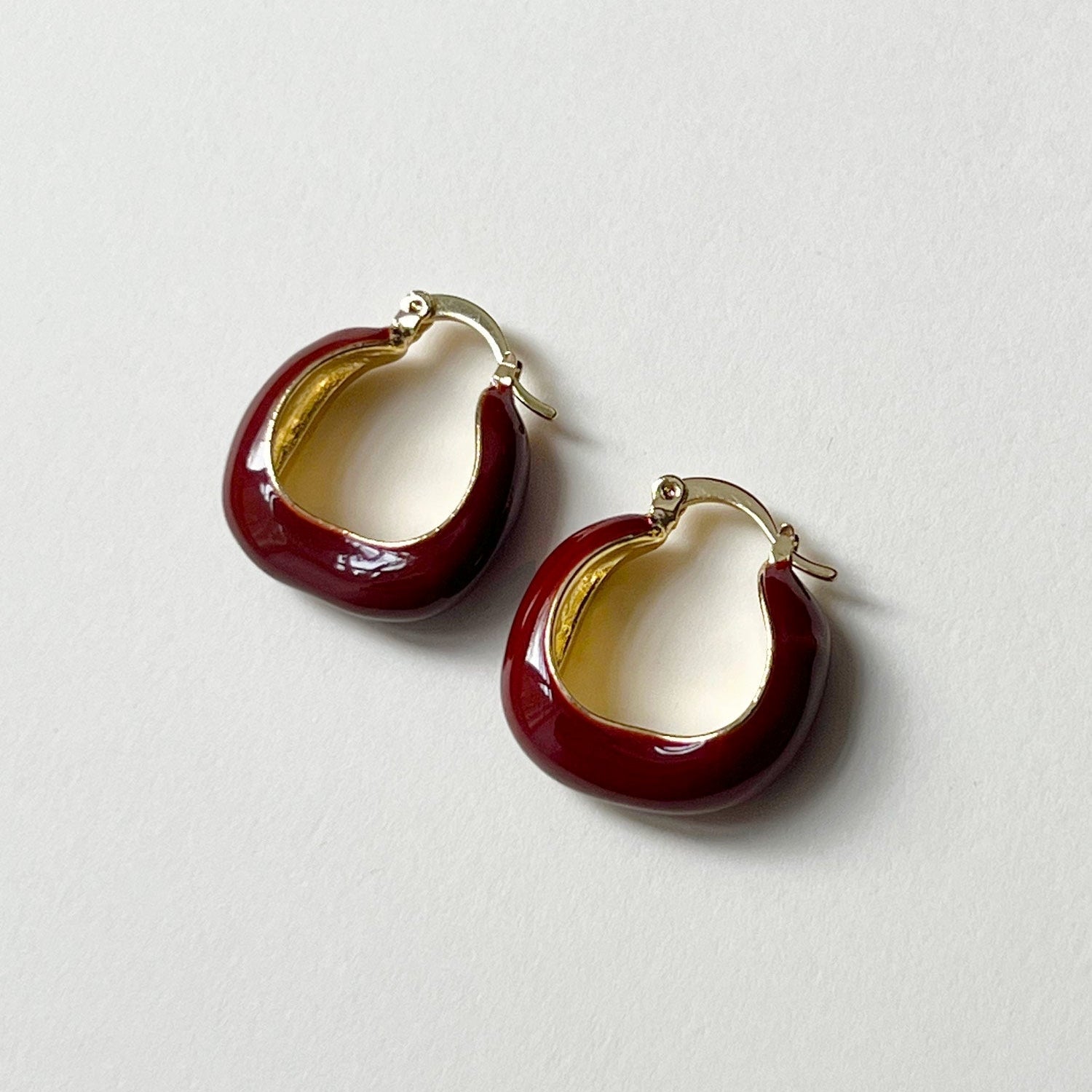 Elegante Weinrot Emaille Creolen