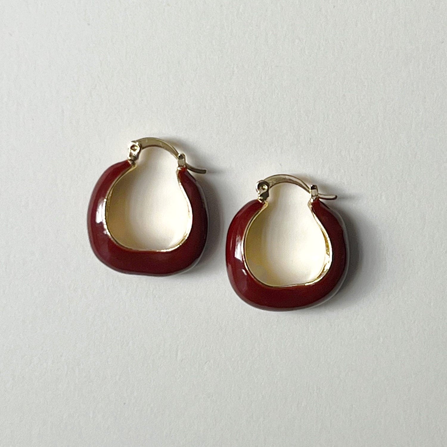 Elegante Weinrot Emaille Creolen