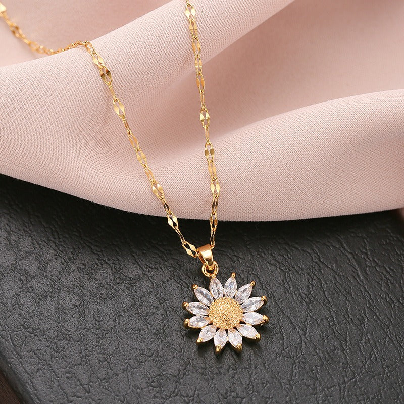Jennie – Halskette mit Kristall-Sonnenblume und goldener Oberfläche