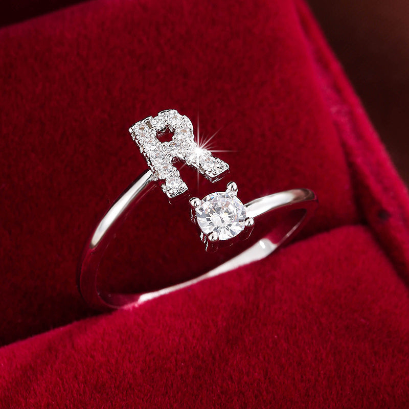 Nova – Moderner offener Ring mit Initiale und Zirkonia