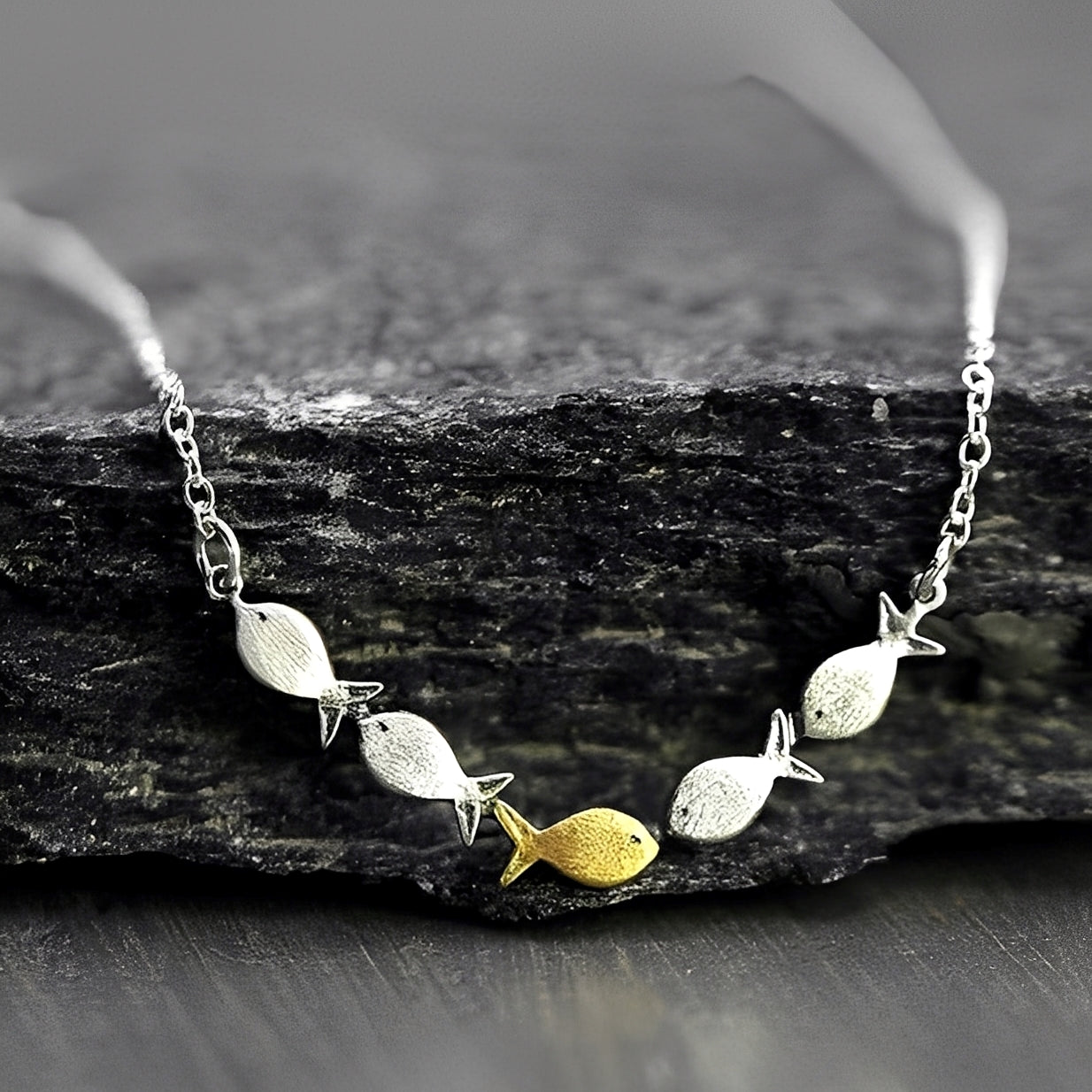 Amandine – Elegante Halskette mit goldenem Fisch